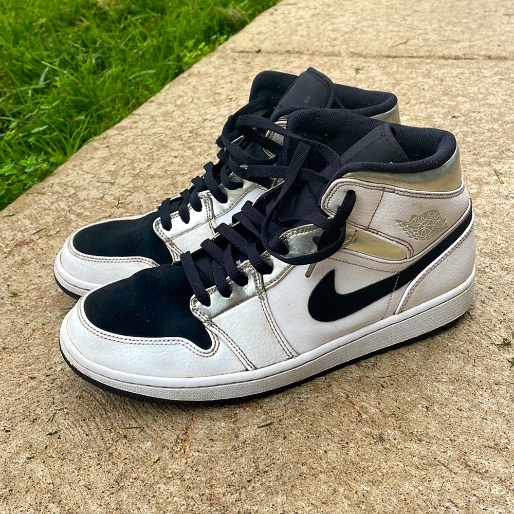 Nike Air Jordan Retro 1 Mid White Black Silver